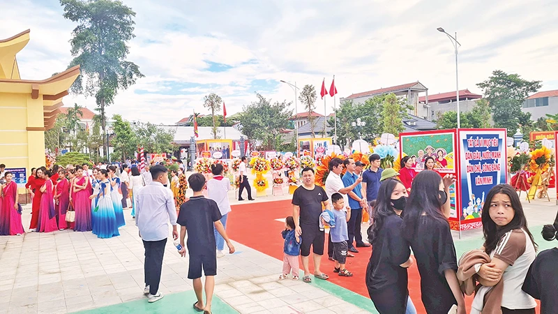 Người dân xã Đồng Ích trong ngày khánh thành làng văn hóa kiểu mẫu Hoàng Chung.