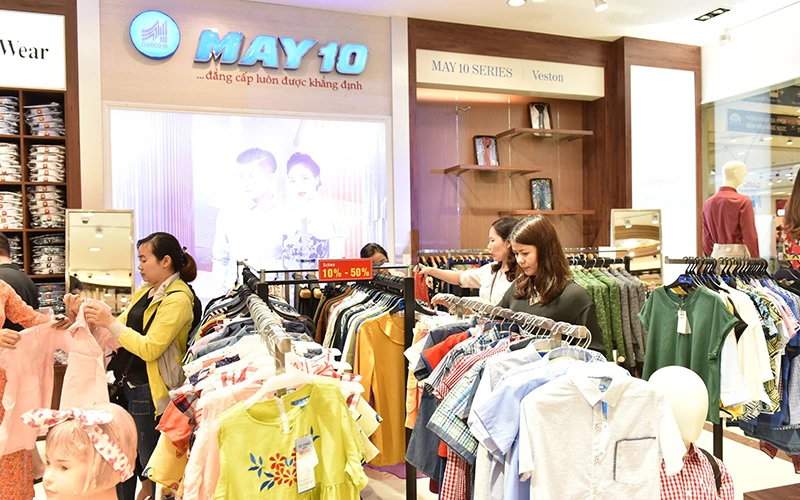 Người tiêu dùng mua hàng tại cửa hàng giới thiệu sản phẩm của Tổng công ty May 10.