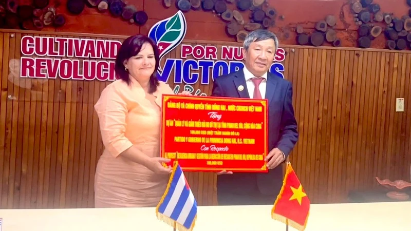 Lãnh đạo tỉnh Đồng Nai trao tặng hỗ trợ dự án Quản lý Khả năng phục hồi và Giảm thiểu rủi ro đô thị tại tỉnh Pinar del Río (Nguồn: Đại sứ quán Việt Nam tại Cuba)