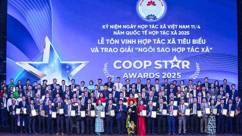Lễ tôn vinh hợp tác xã tiêu biểu và trao giải Ngôi sao hợp tác xã.
