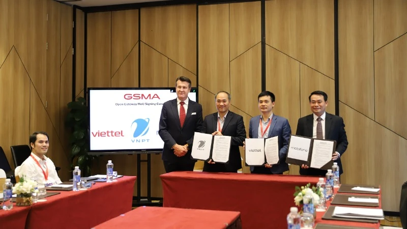 Lễ công bố ký kết giữa GSMA và nhà mạng Việt Nam.