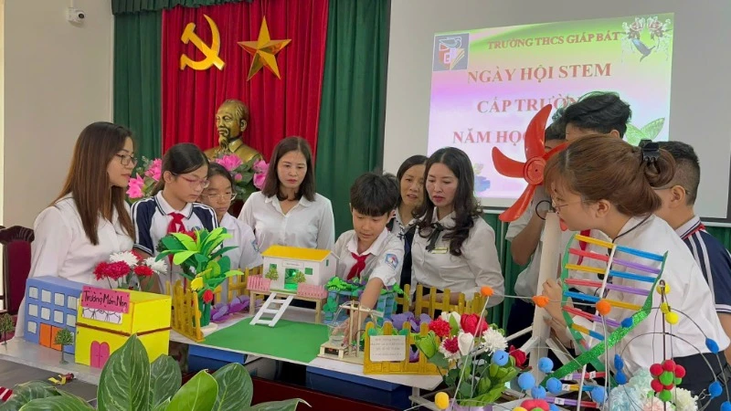 Các em học sinh Trường THCS Giáp Bát sáng tạo các mô hình hữu ích trong Ngày hội STEM.