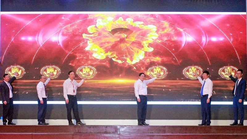 Đại diện Tạp chí Thanh niên và các đơn vị liên quan thực hiện nghi lễ khai mạc Cuộc thi.