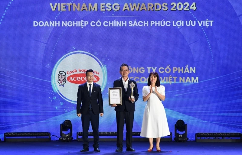 Đại diện Acecook Việt Nam nhận giải thưởng “Doanh nghiệp có chính sách phúc lợi ưu việt” tại Vietnam ESG Awards.