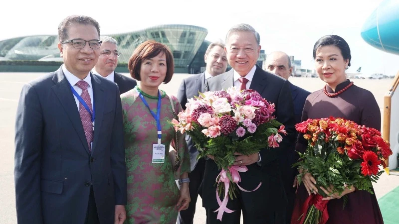 Đại sứ Việt Nam tại Liên bang Nga, kiêm nhiệm Azerbaijan Đặng Minh Khôi và Phu nhân đón Tổng Bí thư Tô Lâm và Phu nhân tại Sân bay quốc tế Heydar Aliyev, thủ đô Baku. (Ảnh: Thống Nhất/TTXVN)