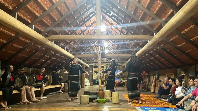 Chương trình văn nghệ đón khách trong không gian nhà dài tại buôn Akŏ Dhông.
