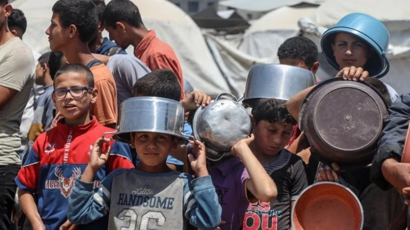 Người dân Gaza xếp hàng chờ được phân phát thực phẩm. (Ảnh: TÂN HOA XÃ)