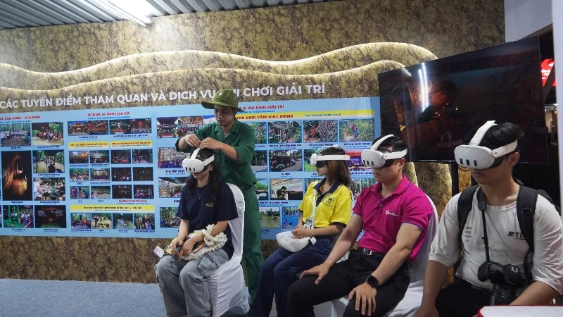 Các bạn trẻ khám phá sản phẩm du lịch mới của Địa đạo Củ Chi thông qua ứng dụng thực tế ảo. (Ảnh: THẾ ANH)