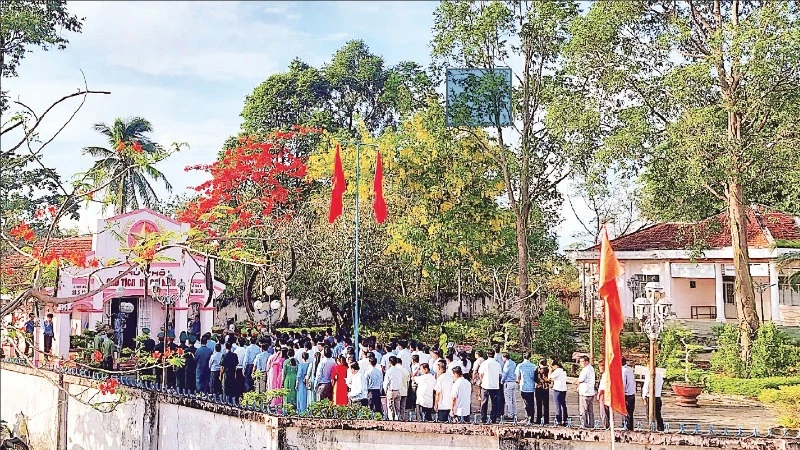 Cán bộ, đảng viên, nhân dân đến viếng, thắp hương tại Phủ thờ Chủ tịch Hồ Chí Minh tại xã Trí Phải, huyện Thới Bình, tỉnh Cà Mau.