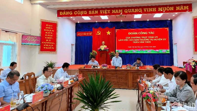Buổi làm việc của Thường trực Tỉnh ủy Cà Mau với Ban Thường vụ Huyện ủy Trần Văn Thời chiều 19/5.