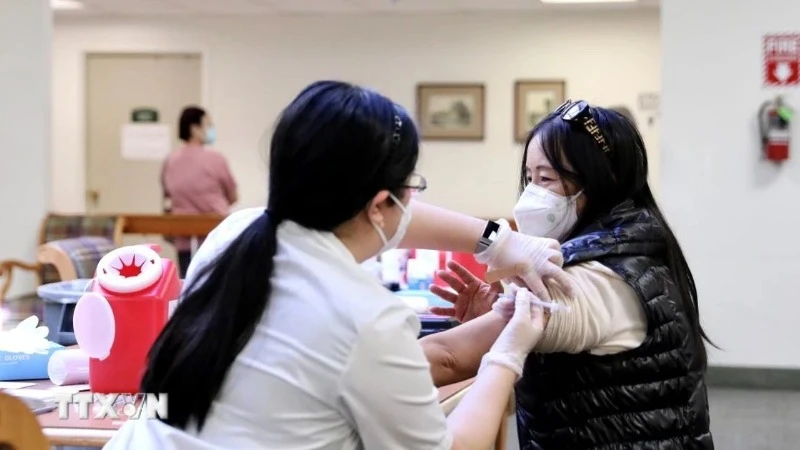Nhân viên y tế tiêm vaccine phòng Covid-19 cho người dân. (Ảnh: THX/TTXVN)