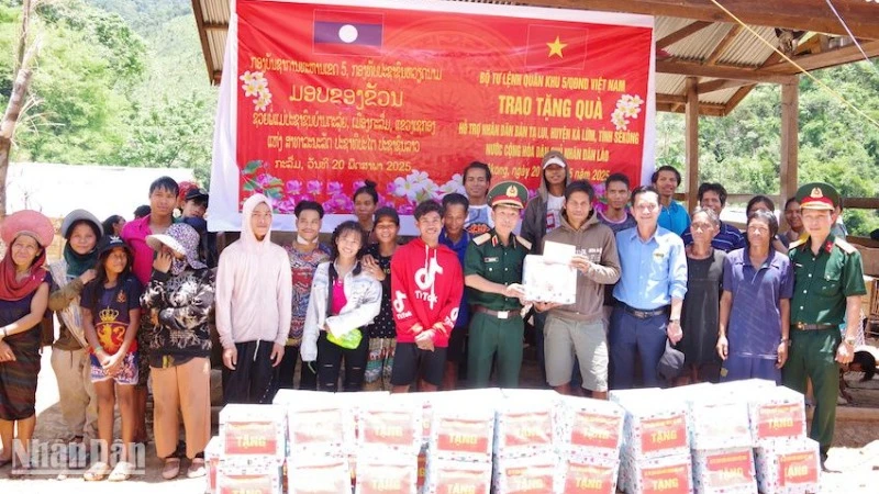 Đoàn công tác của Bộ Tư lệnh Quân khu 5 trao 40 suất quà với tổng trị giá 210 triệu đồng cho các hộ dân bị thiệt hại nặng do hỏa hoạn. 