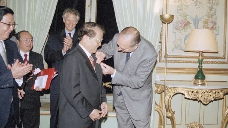 Tổng thống Pháp Jacques Chirac trao Huân chương Bắc đẩu bội tinh tặng Chủ tịch nước Trần Đức Lương (Paris, 28/10/2002). Ảnh: TTXVN