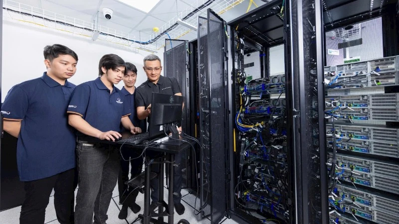Giảng dạy cho sinh viên về khoa học kỹ thuật tại Trường đại học Phenikaa.