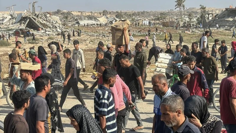 Người Palestine nhận viện trợ nhân đạo từ một trung tâm phân phối ở phía nam Dải Gaza. (Ảnh: TÂN HOA XÃ)
