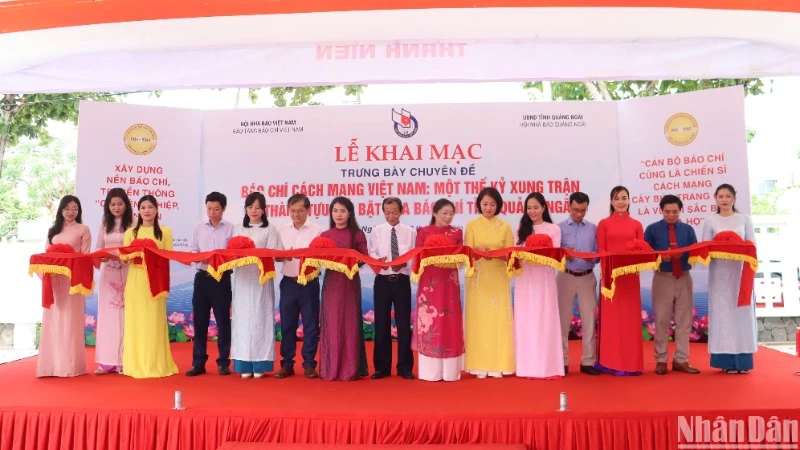 Các đại biểu cắt băng khai mạc trưng bày chuyên đề Báo chí cách mạng Việt Nam-Một thế kỷ xung trận và thành tựu nổi bật của báo chí tỉnh Quảng Ngãi.