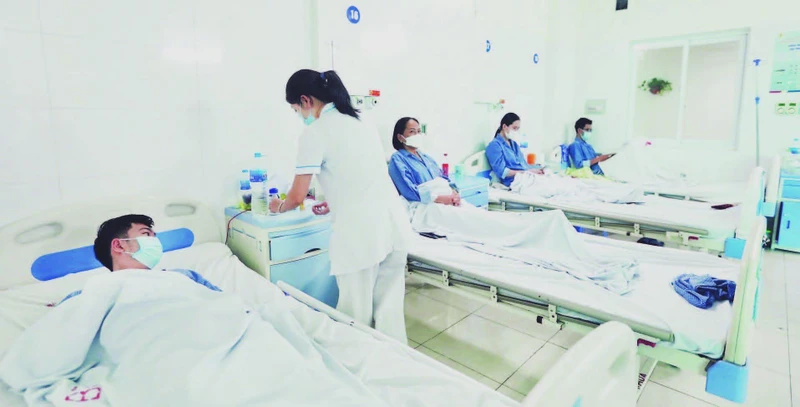 Điều trị bệnh nhân sốt xuất huyết tại Bệnh viện Thanh Nhàn. (Ảnh: MINH QUYẾT)