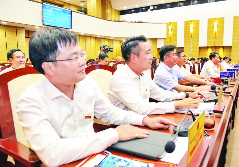 Đại biểu HĐND thành phố biểu quyết thông qua Nghị quyết tại kỳ họp thứ chín, khóa XVI. (Ảnh: MINH HÀ)