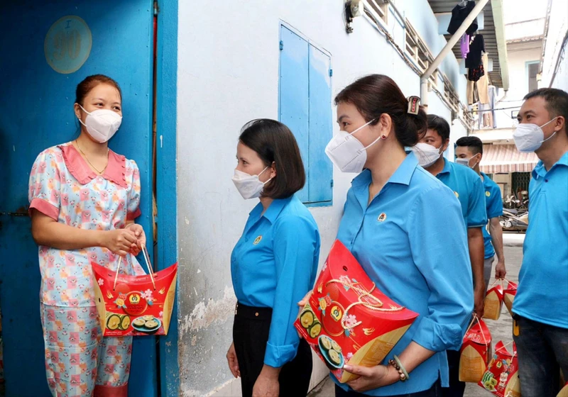 Liên đoàn Lao động tỉnh Bình Dương tặng quà cho công nhân lao động có hoàn cảnh khó khăn. (Ảnh: KHÁNH PHONG)
