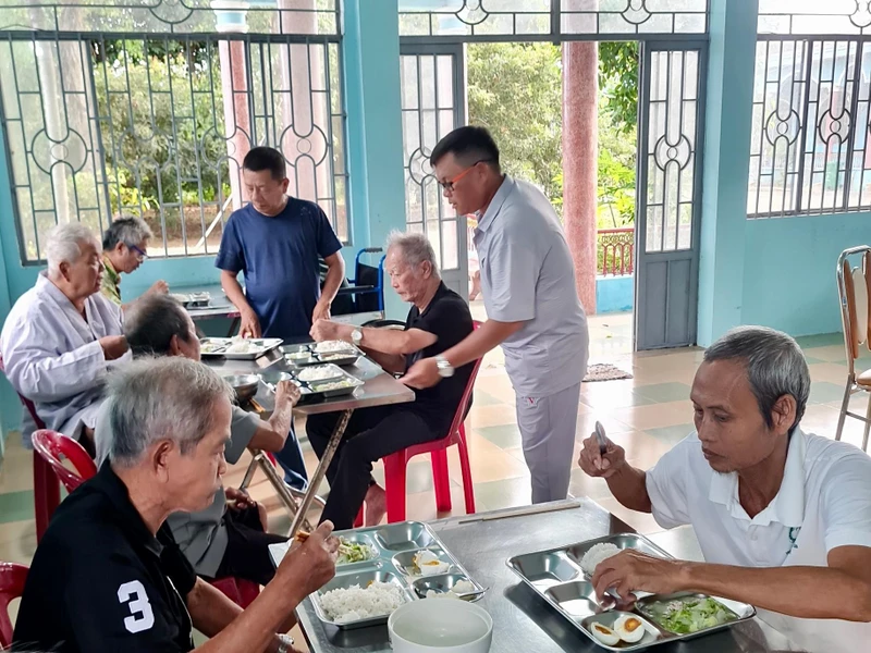 Bữa ăn tại Nhà dưỡng lão Đức Thọ (Sóc Trăng). (Ảnh: DƯƠNG GIANG)