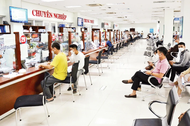 Người dân làm thủ tục hành chính tại Trung tâm hành chính công thành phố Đà Nẵng. (Ảnh: QUỐC DŨNG)