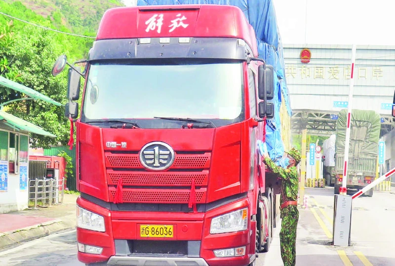 Cán bộ, chiến sĩ Trạm kiểm soát biên phòng (Đồn Biên phòng Chi Ma) kiểm tra, hướng dẫn phương tiện chở hàng.