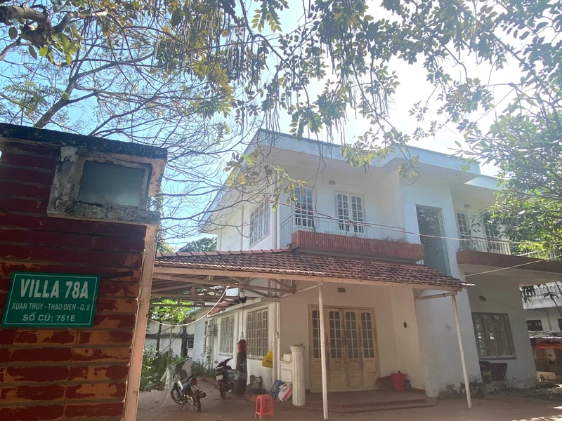 Một biệt thự trong Khu biệt thự Thiên Nga, phường Thảo Điền, thành phố Thủ Đức bị bỏ hoang 6 năm nay.