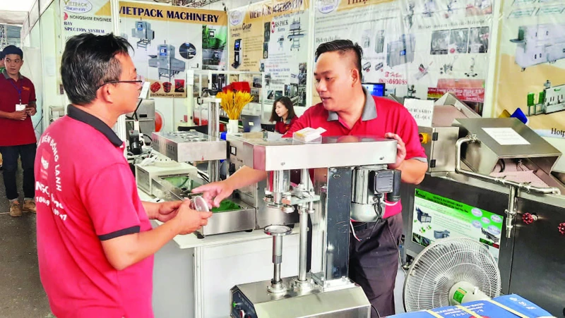 Khách tham quan các thiết bị, dây chuyền của Công ty TNHH Giải pháp công nghệ Phát Đạt tại hội chợ triển lãm.