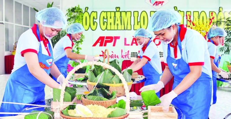 Công nhân Công ty Thủy sản Sài Gòn sản xuất hàng phục vụ người dân.