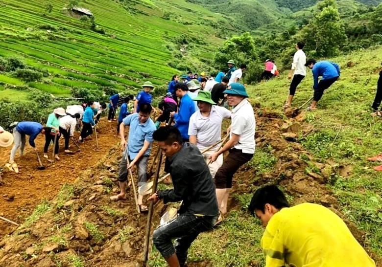 Cán bộ UBND huyện Mù Cang Chải (Yên Bái) tham gia “Ngày cuối tuần cùng dân” cùng đoàn viên thanh niên cơ sở.