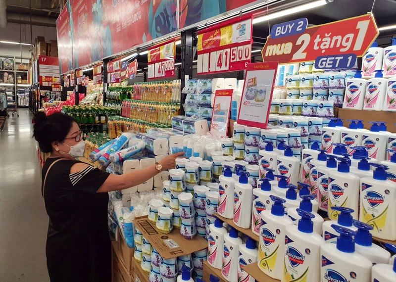 Hàng hóa thiết yếu đang giảm giá sâu tại một trung tâm thương mại ở Thành phố Hồ Chí Minh. (Ảnh: LÂM MINH)