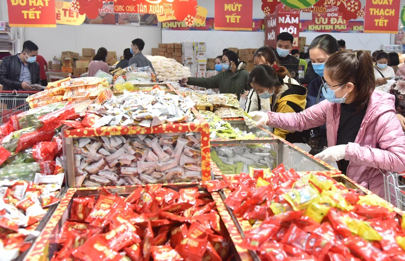 Người dân mua hàng Tết tại siêu thị Big C (Hà Nội). (Ảnh: ANH AN)