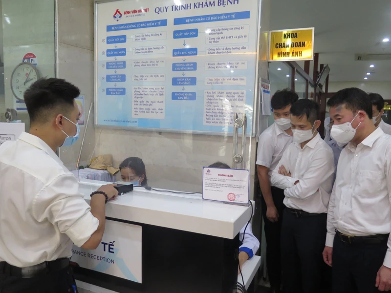Đoàn công tác Bảo hiểm xã hội Việt Nam thị sát thí điểm việc khám, chữa bệnh bằng thẻ căn cước công dân và sinh trắc vân tay tại cơ sở khám, chữa bệnh bảo hiểm y tế. (Ảnh: TRUNG TÂM)