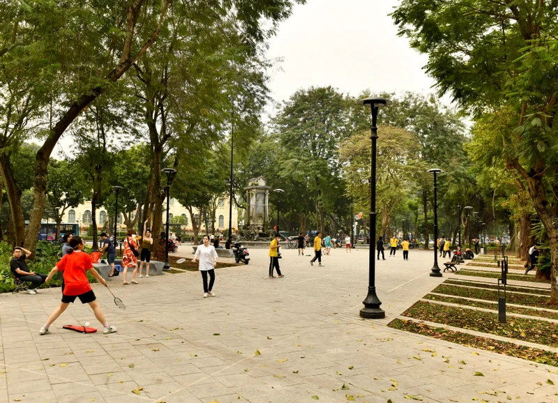 Vườn hoa Diên Hồng, quận Hoàn Kiếm (Hà Nội) sau khi được cải tạo. (Ảnh: THANH TRÚC)
