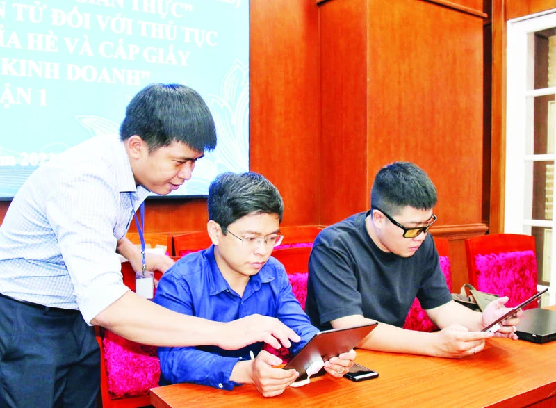 Người dân trải nghiệm giải pháp “Ứng dụng WEBGIS quản lý hộ kinh doanh theo thời gian thực” tại Ủy ban nhân dân Quận 1.
