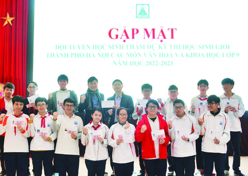 Buổi gặp mặt các học sinh tham dự kỳ thi học sinh giỏi thành phố và các thầy cô lãnh tuyển của Trường THPT Chuyên Hà Nội-Amsterdam. (Ảnh: KHÁNH CHI)