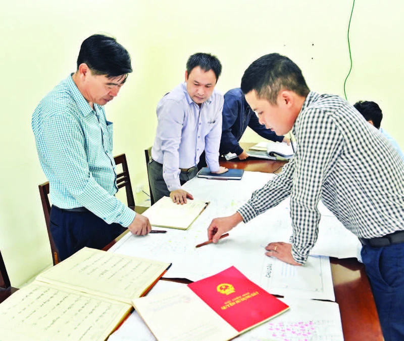 Lãnh đạo UBND xã Ninh Sở, huyện Thường Tín đối chiếu, rà soát diện tích thu hồi đất phục vụ giải phóng mặt bằng để thi công tuyến đường vành đai 4 trên địa bàn. (Ảnh: DUY LINH)