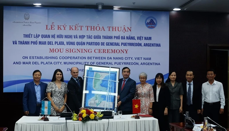 Lễ ký Thỏa thuận thiết lập quan hệ hữu nghị và hợp tác giữa hai thành phố Đà Nẵng và Mar del Plata. (Ảnh Đại sứ quán Argentina tại Việt Nam)