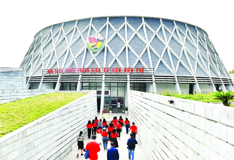 1 - Khách tham quan Bảo tàng Chiến thắng lịch sử Điện Biên Phủ.