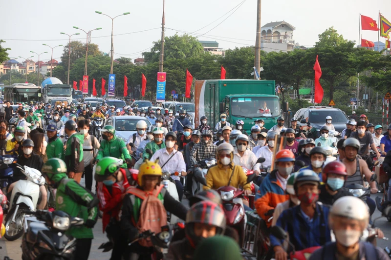 Tại nút giao Ngọc Hồi-Giải Phóng (Hà Nội) chiều 3/5 một số thời điểm vẫn xảy ra ùn tắc cục bộ.