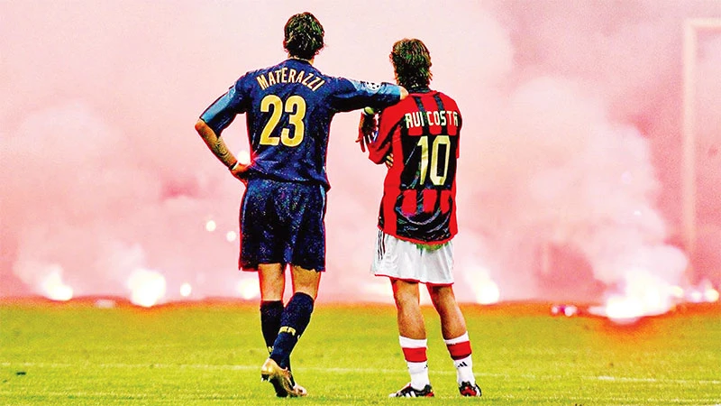 Materazzi và Rui Costa bất lực nhìn vào biển lửa đỏ rực. Ảnh trong bài: GETTY