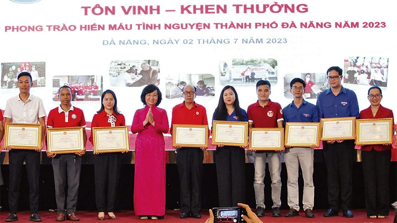 Thành phố Đà Nẵng tôn vinh các gương hiến máu tiêu biểu.