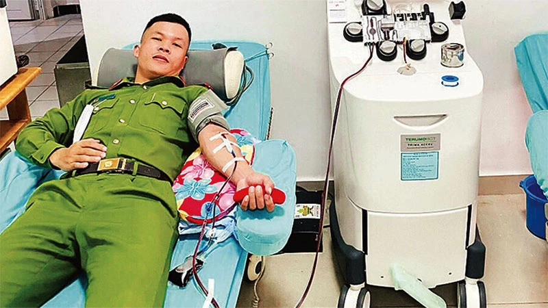 Đại úy Đinh Văn Giáp trong một lần hiến tiểu cầu cấp cứu bệnh nhân.