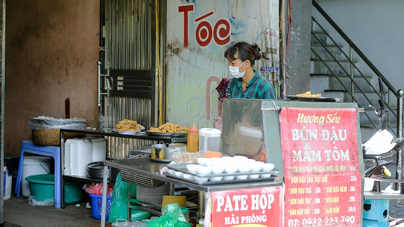 Thức ăn đường phố luôn tiềm ẩn các bệnh truyền nhiễm nếu không được bảo quản, chế biến theo quy định. (Ảnh: HUY HOÀNG)