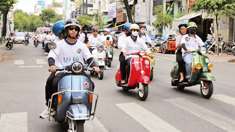 Tour “Lái xe Vespa khám phá Quận 3 đa sắc màu” thu hút nhiều du khách tham gia. 