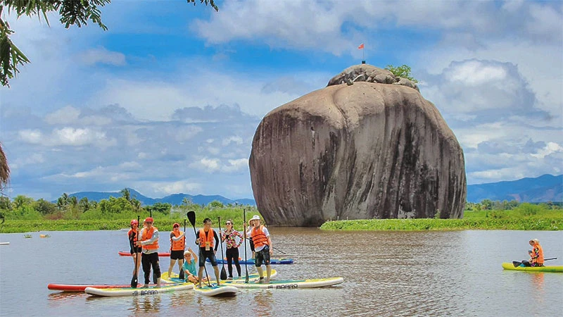 Du khách trải nghiệm du lịch sinh thái tại huyện Định Quán.
