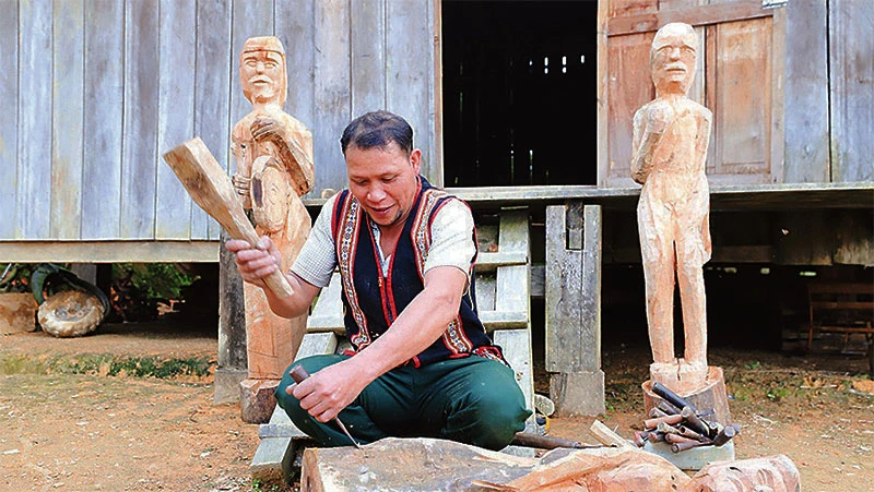 Nhờ đôi bàn tay khéo léo, Nghệ nhân Ưu tú A Gông (làng Kon Du, xã Măng Cành) đã tạo ra những sản phẩm tượng gỗ đẹp mắt, chân thực mang đậm bản sắc văn hóa của cộng đồng dân tộc Mơ Nâm.