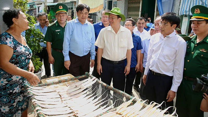 Phó Bí thư Thành ủy Thành phố Hồ Chí Minh Nguyễn Hồ Hải (áo trắng đội mũ) trò chuyện cùng người dân trên xã đảo Thạnh An, huyện Cần Giờ. (Ảnh: HOÀNG TRIỀU)