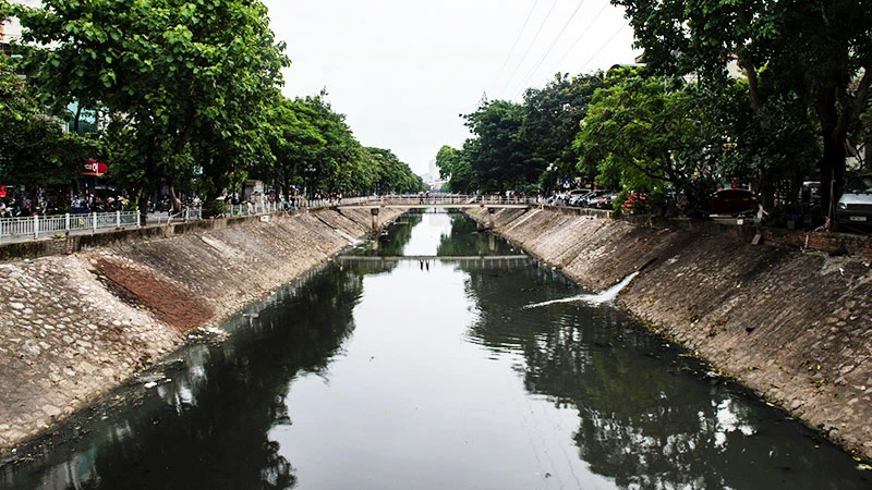 Sông Kim Ngưu bị ô nhiễm nặng nề. (Ảnh: ĐẶNG LONG)