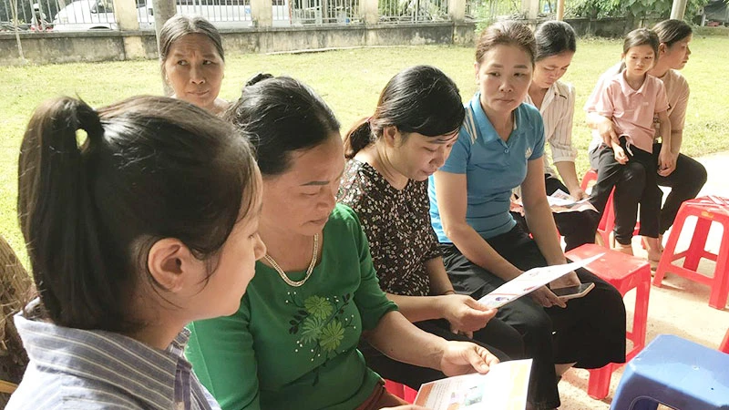 Cán bộ Trạm Y tế xã Sơn Phú (huyện Na Hang, tỉnh Tuyên Quang) tuyên truyền về dinh dưỡng và Tuần lễ làm mẹ an toàn cho người dân.